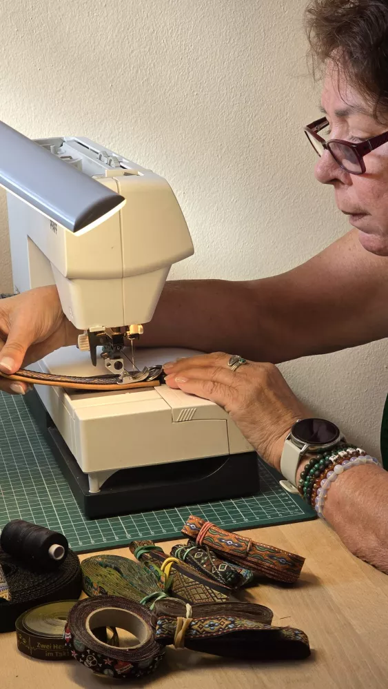 Sylvia beim Nähen eines Hundehalsbandes